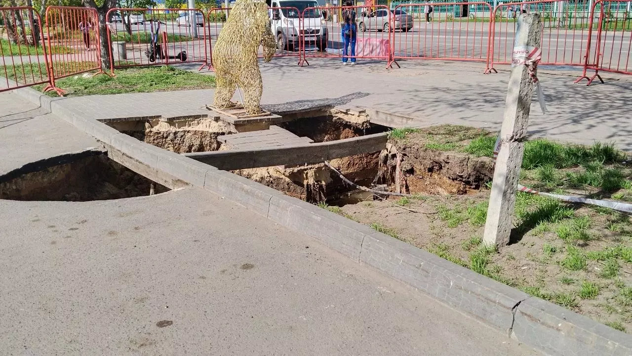 Тротуар обвалился из-за гидроудара в Волжском на заколдованном месте