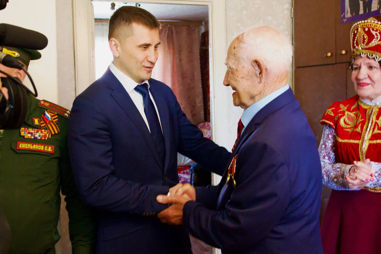 Мэр Биробиджана поздравил с наступающим Днем Победы ветеранов Великой Отечественной войны